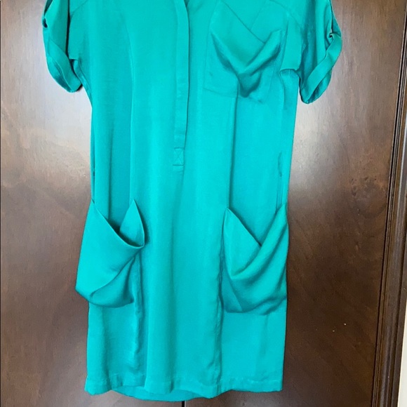 Mid-thigh high silk/satin material BCBG - Picture 4 of 7